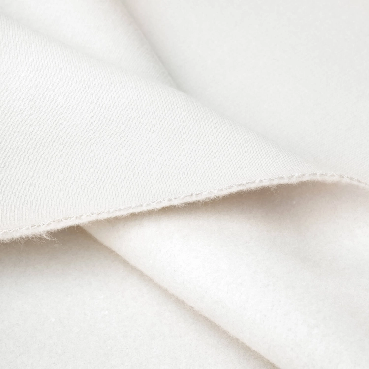 Grubsza dzianina bawełniana off white – widok rolki materiału, certyfikat OEKO-TEX®, wykończenie enzymatyczne