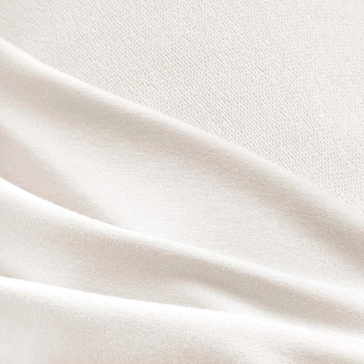 Zbliżenie na strukturę dzianiny off white z lewą stroną pętelkową
