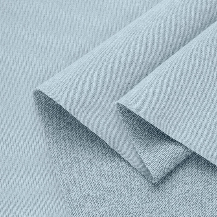 Jasnoniebieska dzianina dresowa – naturalna struktura pętelki i miękkość materiału.
