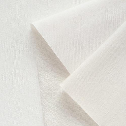 Struktura dzianiny off white – detal gładkiej i pętelkowej strony materiału.