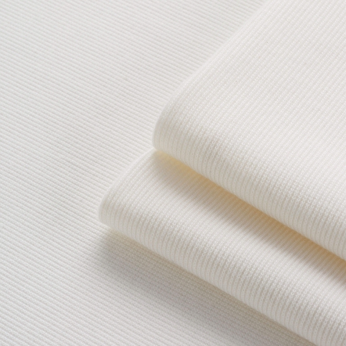 Dzianina prążkowana off white – struktura i kolor z bliska.