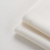 Dzianina prążkowana off white – struktura i kolor z bliska.