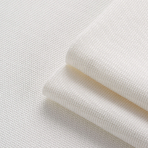 Elastyczna dzianina prążkowana off white – zbliżenie na fakturę